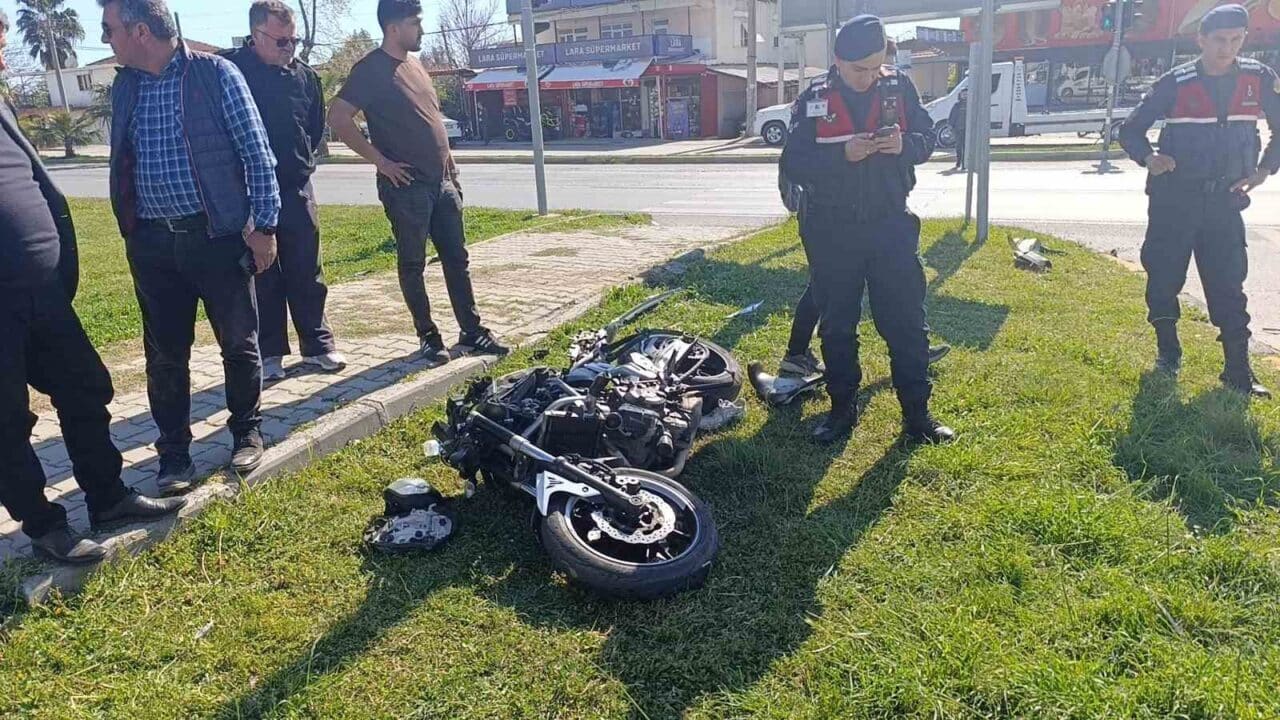 Antalya'nın Manavgat ilçesinde kırmızı ışık ihlali sonucu motosikletin kamyonetle çarpışması