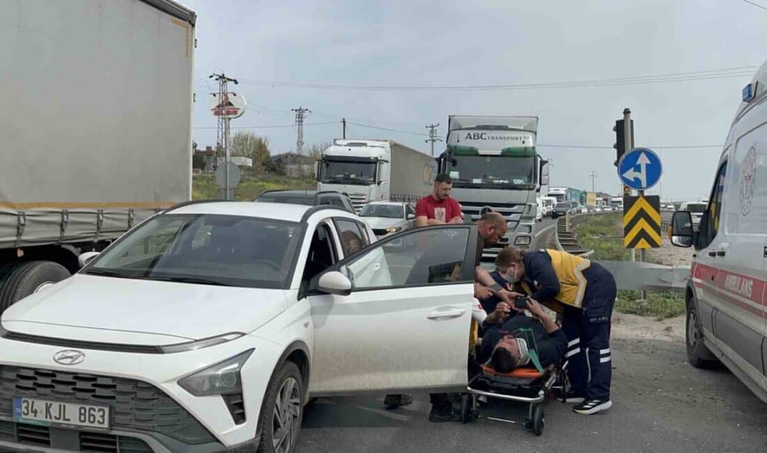 Çorlu’da tırın kırmızı ışıkta duran araca çarpması sonucu bir kişi yaralandı Çorlu'da bir tır, kırmızı ışıkta bekleyen Sercan Y.'nin otomobile çarparak