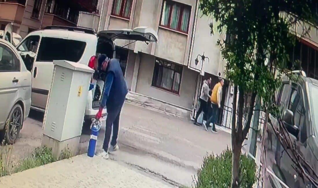 Karabük’te KOAH hastasının oksijen tüpü hırsızlık anı güvenlik kameralarına yansıdı. Karabük'te KOAH hastası Şükrü K.'nın tedavisinde kullanılan oksijen tüpü, oğlu