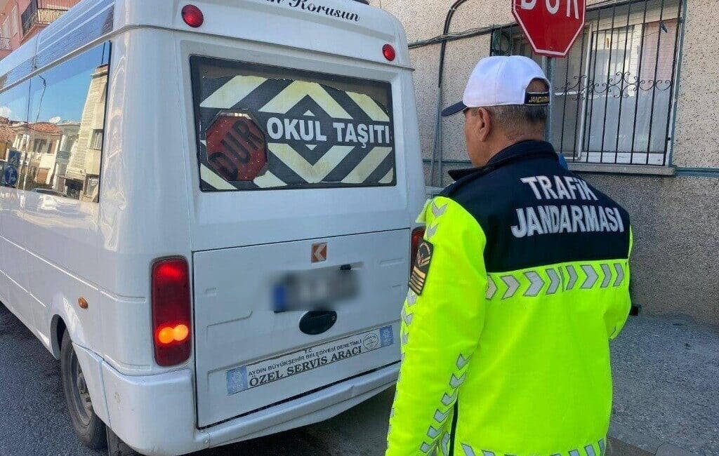 Koçarlı’da Jandarma, Okul Servislerine Güvenlik Denetimi Uyguladı Aydın'ın Koçarlı ilçesinde jandarma, okul servislerini denetleyerek güvenliği artırmaya çalıştı.