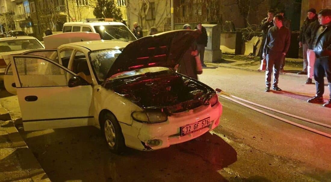 Yalvaç’ta Otomobilin Motoru Alev Alarak Kullanılamaz Hale Geldi Isparta'nın Yalvaç ilçesinde, Yunus Emre U.'ya ait bir otomobil, çalıştırılmak