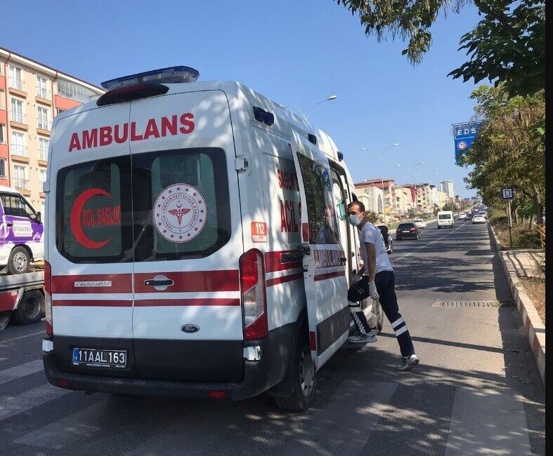 Bilecik’te Motosikletin Devrilmesi Sonucu Bir Kişi Yaralandı Bilecik'te 11 ACE 882 plakalı motosikletin sürücüsü Talha S., Şeyh