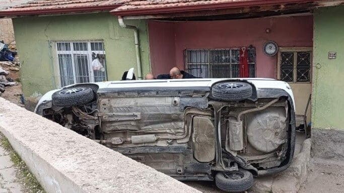 Kırıkkale’de otomobil, rampada kontrolden çıkarak bahçeye devrildi; bir yolcu yaralandı. Kırıkkale'de E.A. kontrolündeki otomobil, Şehit Bekir Ferhat Kaya Sokak'ta devrildi.
