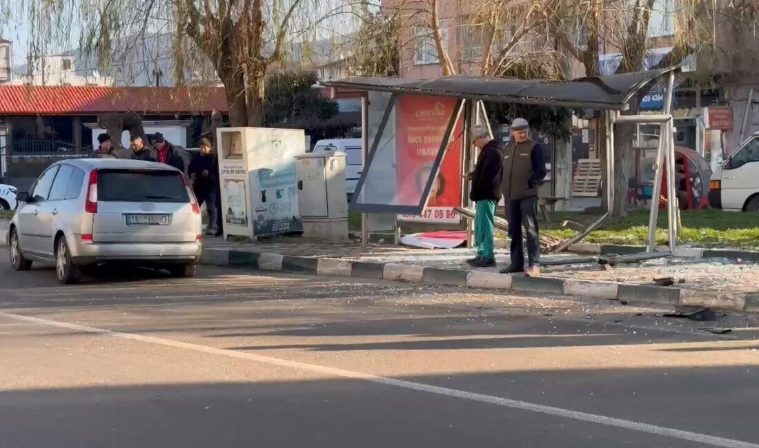İznik’te Otomobil Otobüs Durağına Çarptı, Şans Eseri Yaralı Yok! Bursa'nın İznik ilçesinde, direksiyon hakimiyetini kaybeden 16 FAC 83 plakalı