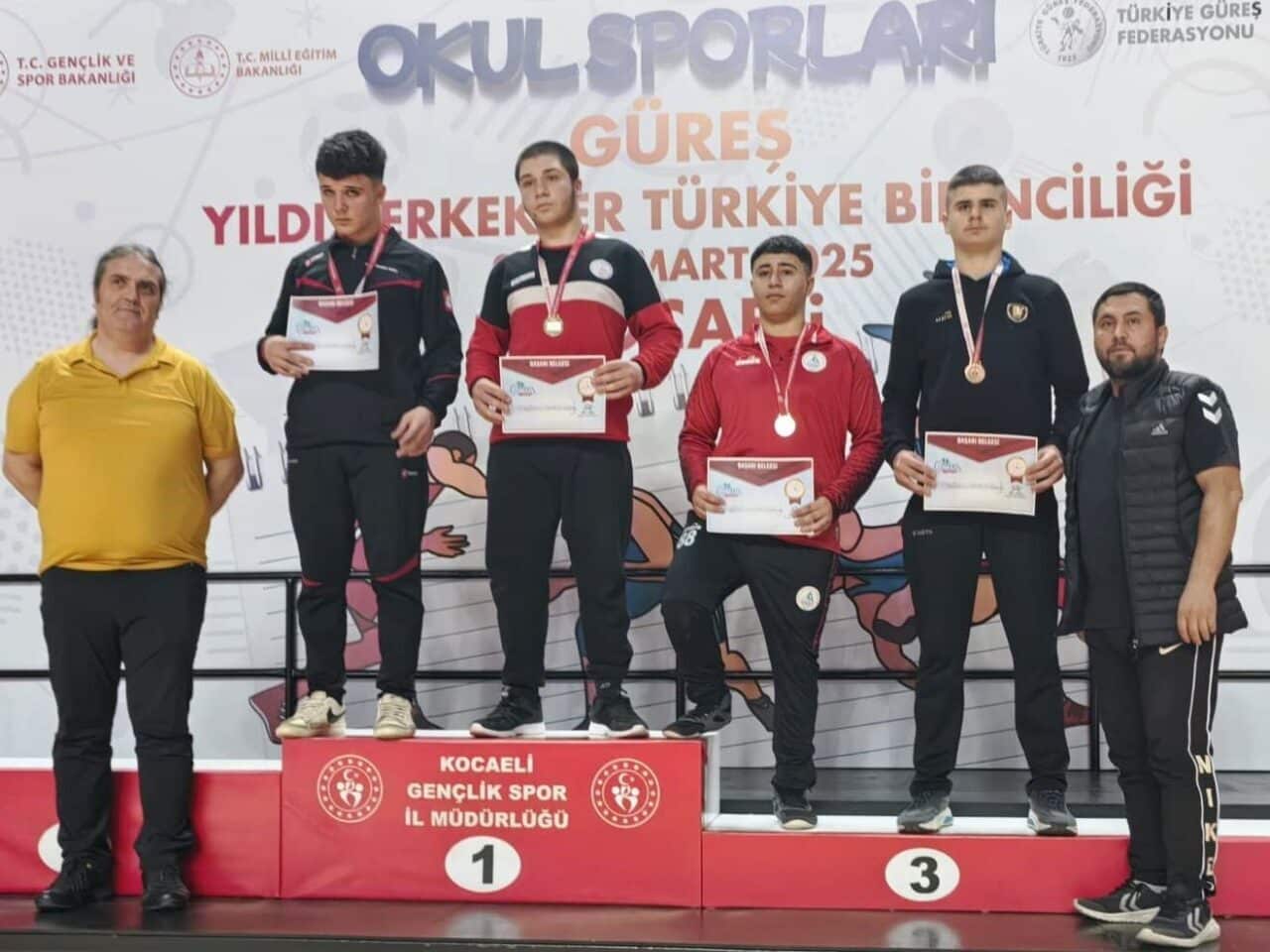 Kocaeli'de düzenlenen Okul Sporları Güreş Yıldız Erkekler Türkiye Birinciliği'nde Körfez