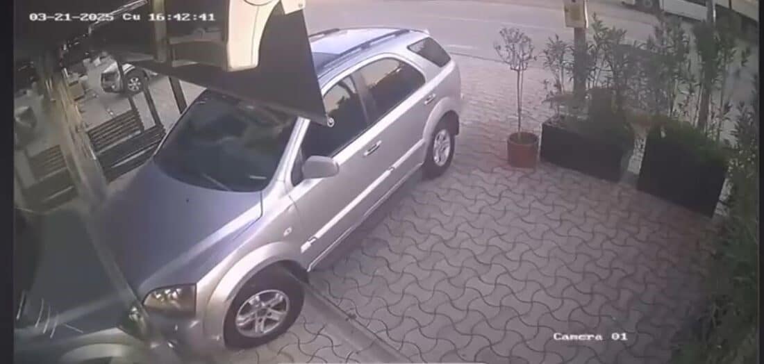 Bursa’da Yüksek Kira Kontrolü İçin Oto İle İş Yerine Dalma Skandalı Bursa'nın Nilüfer ilçesinde, 35 bin lira olan kira bedelini 90