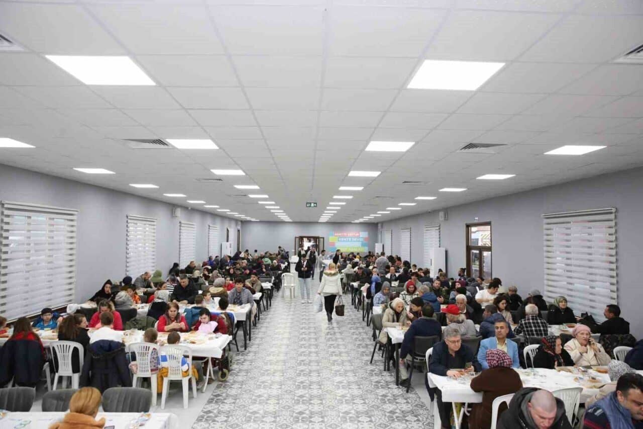 Küçükçekmece Belediyesi, Ramazan boyunca 5 farklı noktada iftar sofraları kurarak