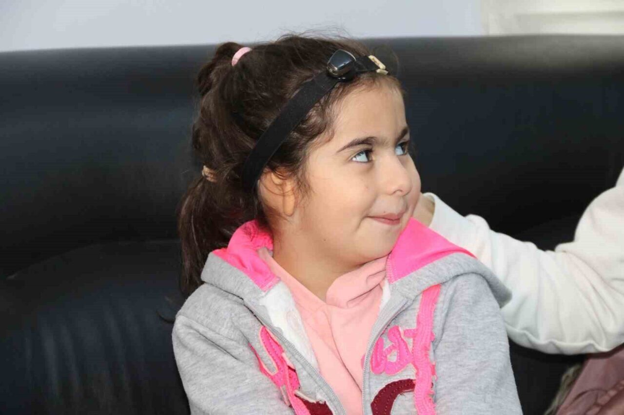 Eskişehir'de doğuştan kulaksız olan 6 yaşındaki Zeynep Demir’in tedavisi için