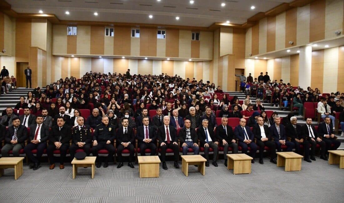 Kulu’da 18 Mart Şehitleri Anma Günü ve Çanakkale Zaferi İçin Anma Töreni Gerçekleştirildi Konya'nın Kulu ilçesinde, 18 Mart Şehitleri Anma Günü etkinlikleri düzenlendi.