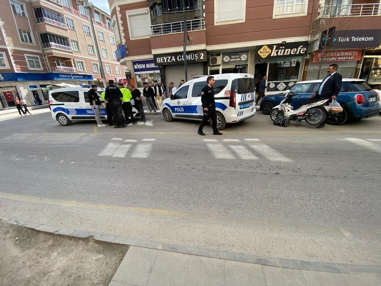 Konya'nın Kulu ilçesinde trafik ekipleri, motosiklet sürücülerine denetim yaptı. Kasksız
