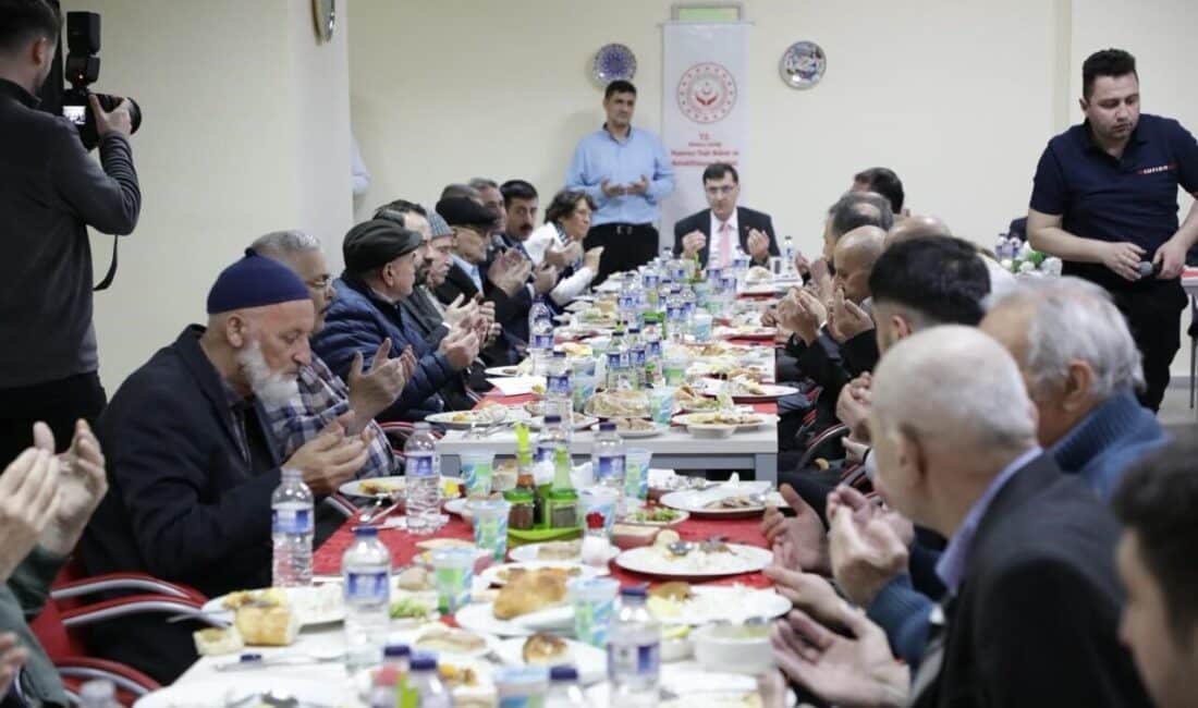Kütahya Protokolü, Huzurevi Sakinleriyle Bir Araya Gelerek İftar Sofrasında Buluştu Kütahya'da protokol, Yaşlı ve Bakım Rehabilitasyon Merkezi'nde huzurevi sakinleriyle iftar