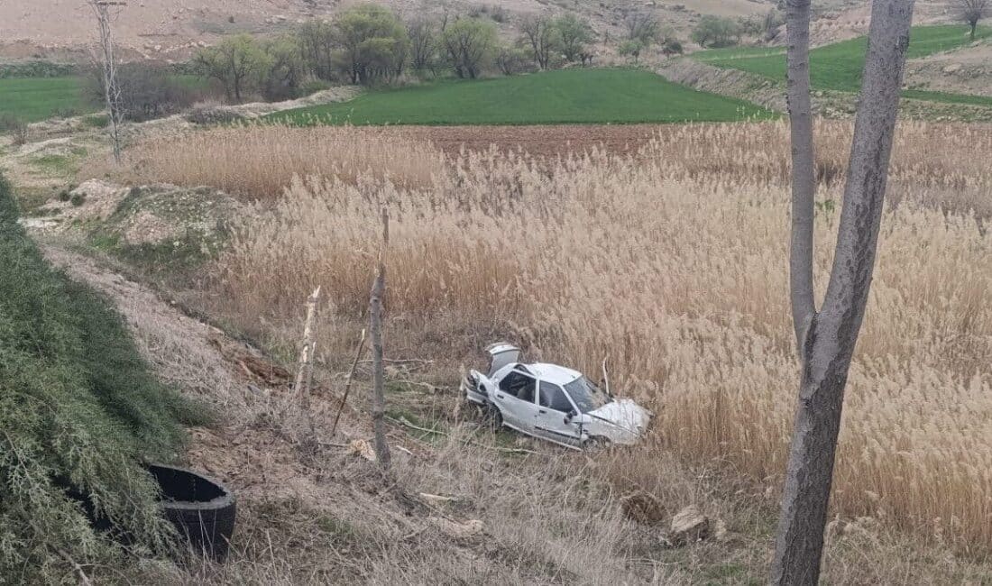 Adıyaman’da Patlayan Lastik Kontrolden Çıkarak Şarampole Yuvarlandı, Sürücü Yaralandı Adıyaman-Kahta karayolunda Serdar T. idaresindeki otomobilin lastiği patlayarak şarampole yuvarlandı.