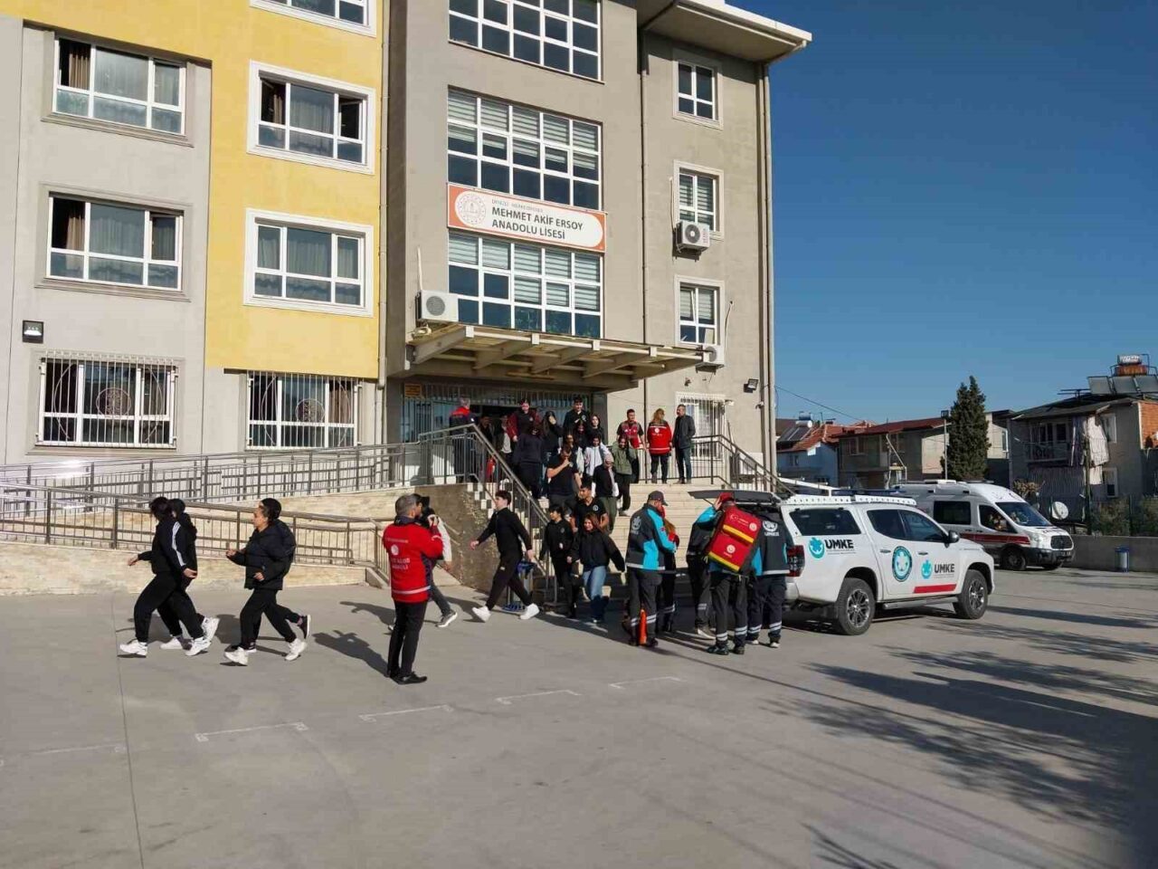 Denizli Mehmet Akif Ersoy Anadolu Lisesi'nde 6,5 şiddetindeki deprem senaryosuyla