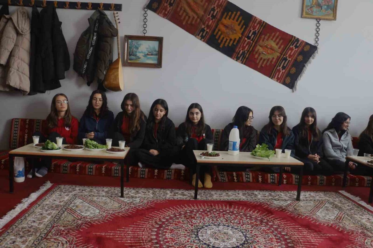 Sivas Selçuk Anadolu Lisesi'nin öğrencileri, okulun şark köşesinde sosyalleşerek vakit