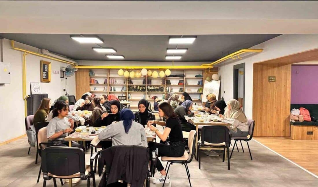 Afyonkarahisar Müftülüğü, Gençlik Koordinatörlüğü Tarafından İftar Programı Düzenlendi Afyonkarahisar Müftülüğü Gençlik Koordinatörlüğü, Aile ve Dini Rehberlik Merkezi'nde lise