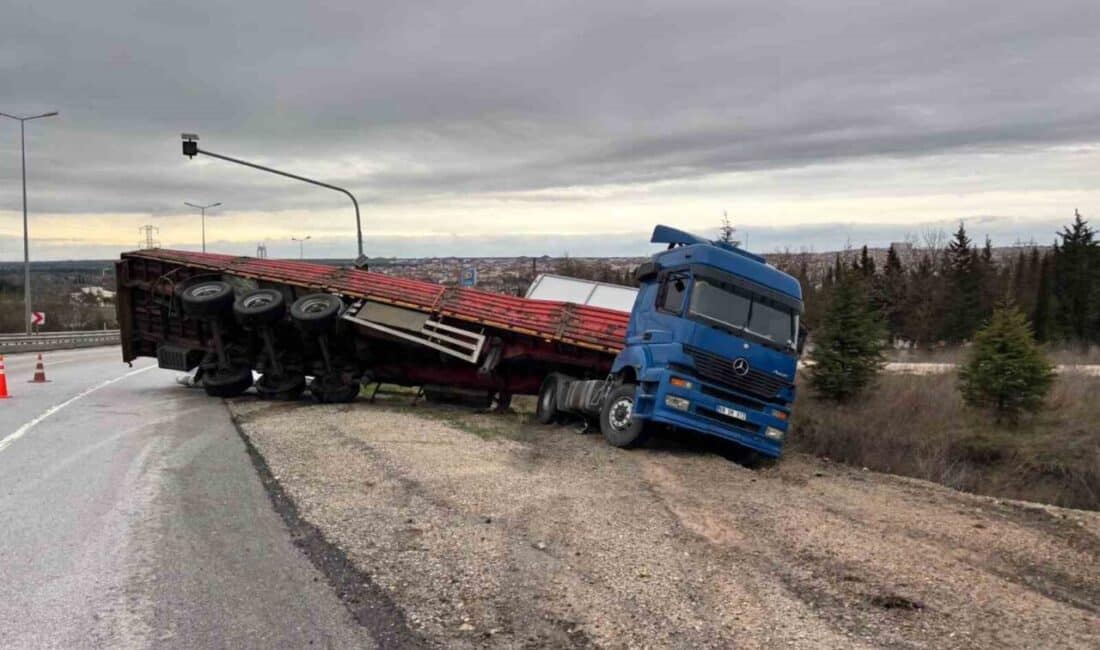 Lüleburgaz’da Sağanak Yağmur Nedeniyle Tır Yolda Yan Yattı Kırklareli'nin Lüleburgaz ilçesinde, sağanak yağmur sonrası kayganlaşan yolda bir tır