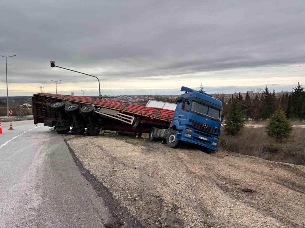 Kırklareli'nin Lüleburgaz ilçesinde, sağanak yağmur sonrası kayganlaşan yolda bir tır