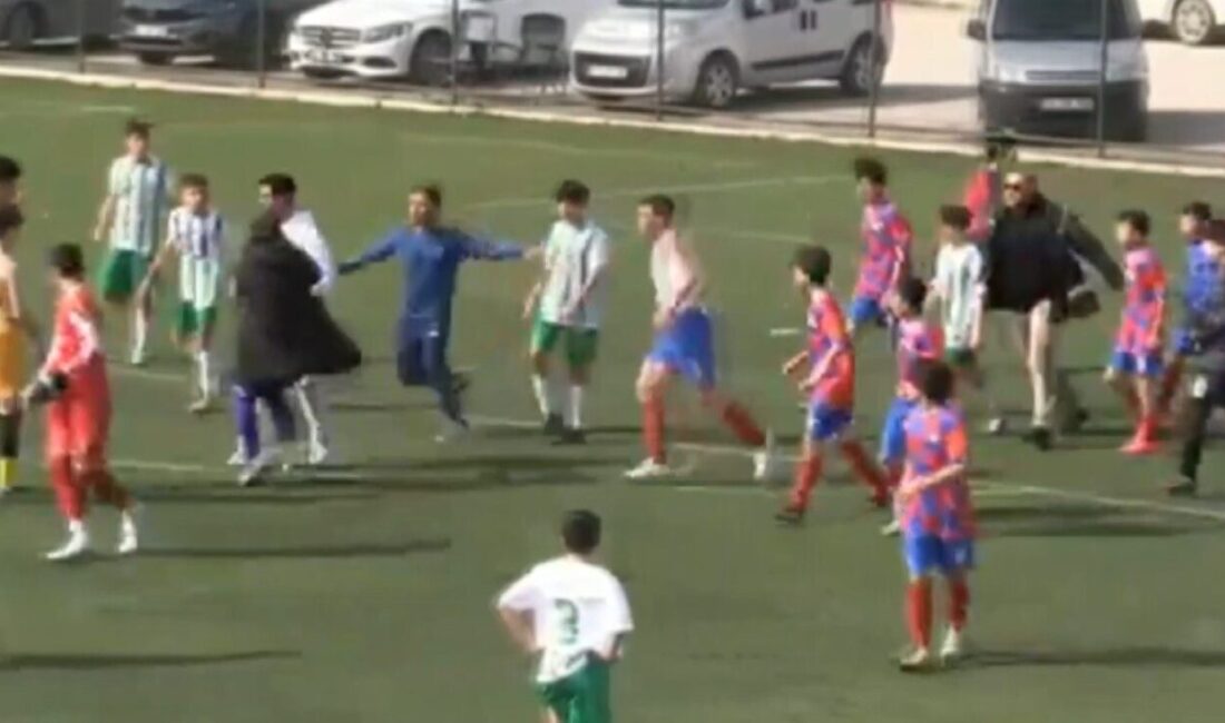 Afyonkarahisar’da U14 Yarı Final Maçında Saha Karıştı: Futbolcular, Teknik Heyet ve Taraftarlar Birbirine Girdi! Afyonkarahisar'da U14 yarı finalinde Safa Gençlik Spor, Anadolu Gücü'nü 2-1
