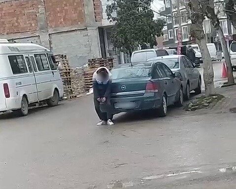 Adıyaman’da Madde Bağımlısı Sokak Ortasında Hareketsiz Kaldı Adıyaman'da madde etkisi altındaki bir adam, Mehmet Akif Mahallesi'nde sokak