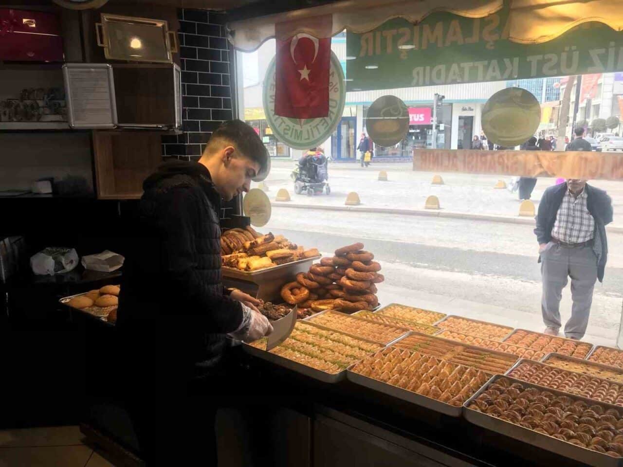 Malatya'daki baklava imalathanelerinde Ramazan Bayramı öncesi yoğunluk artarken ustalar, siparişleri