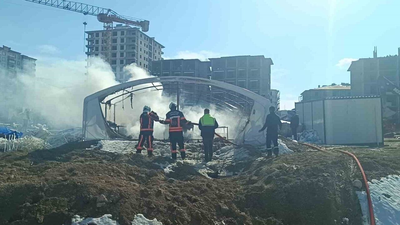 Malatya'nın Battalgazi ilçesi Tandoğan Mahallesi'nde bir çadır depoda çıkan yangın,