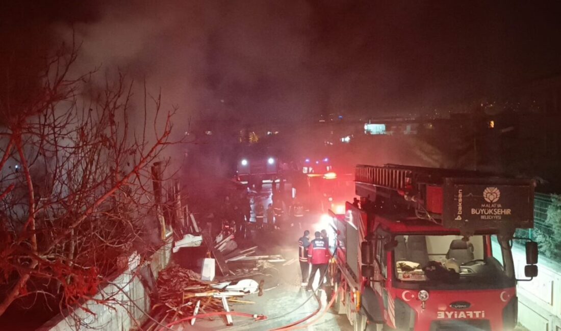Yeşilyurt’ta Depoda Yangın: Maddi Hasar Meydana Geldi, Yaralı Yok Malatya'nın Yeşilyurt ilçesinde bir evin depo kısmında, saat 21.30'da hurda