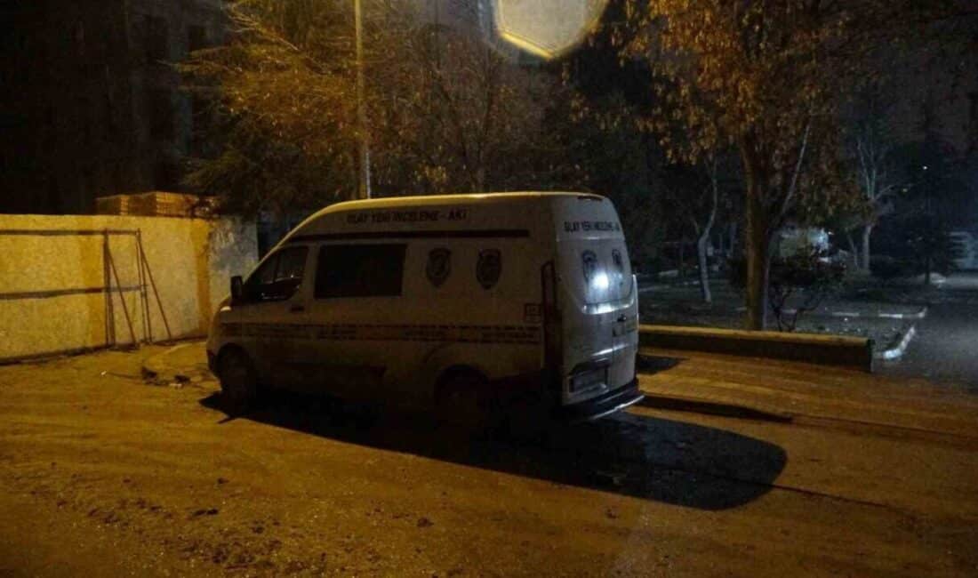 Malatya’da İnşaatta Düşen Kalıp Ustası Ağır Yaralandı Malatya’nın Yeşilyurt ilçesindeki bir inşaatta kalıp ustası O.M., söküm esnasında