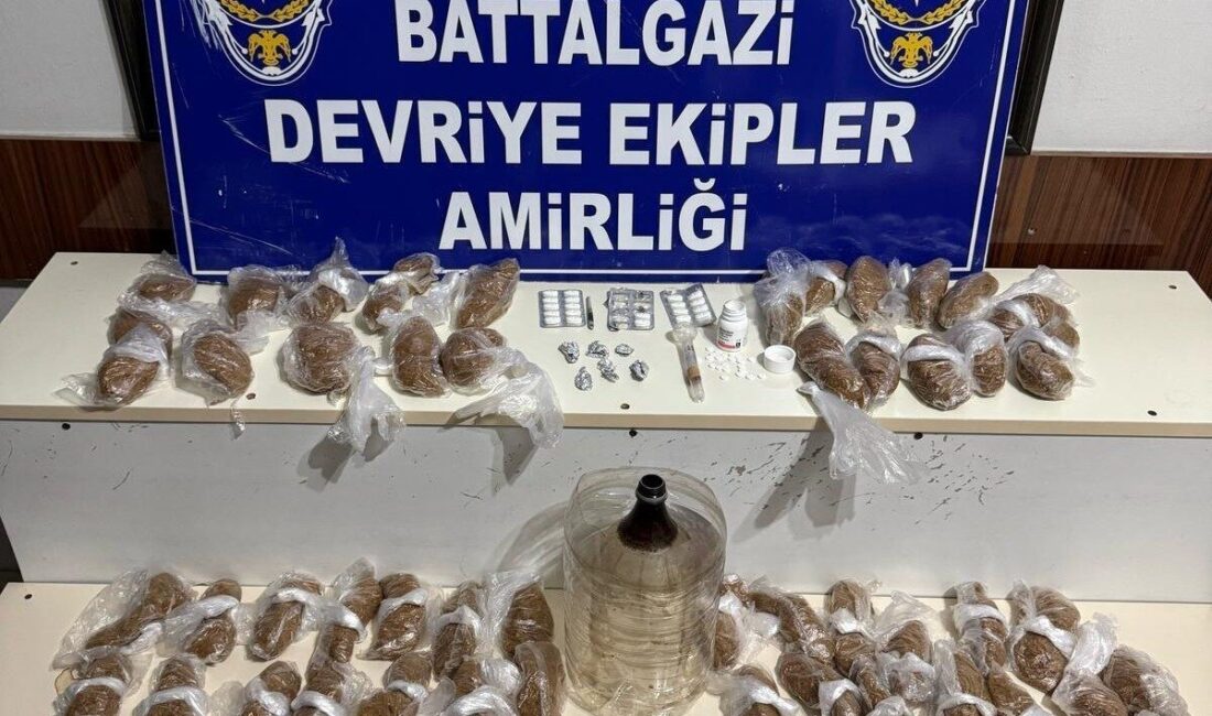 Battalgazi’de Uyuşturucu Satıcılarına Yönelik Operasyonda İki Şüpheli Gözaltına Alındı Malatya'nın Battalgazi ilçesinde düzenlenen operasyonda uyuşturucu satıcıları D.G. ve K.D.