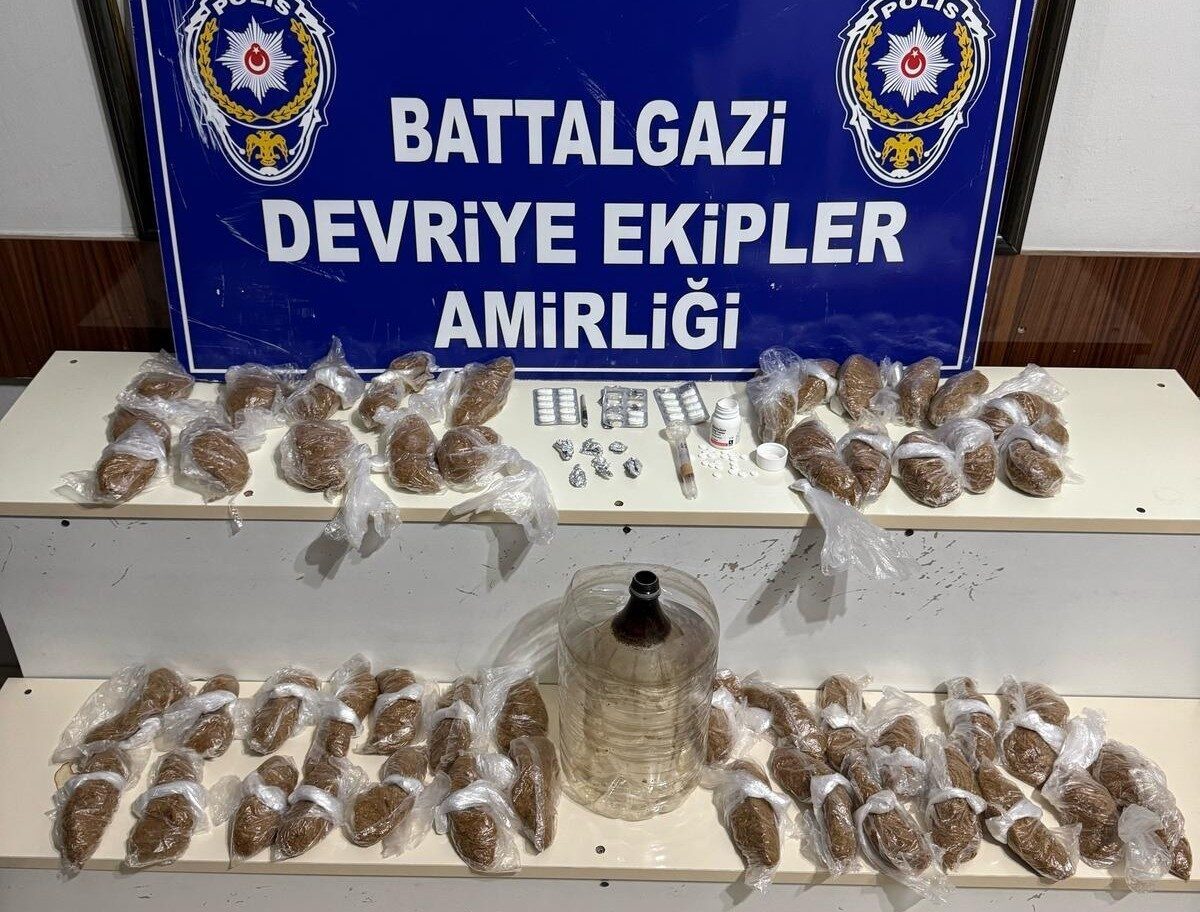Malatya'nın Battalgazi ilçesinde düzenlenen operasyonda uyuşturucu satıcıları D.G. ve K.D.