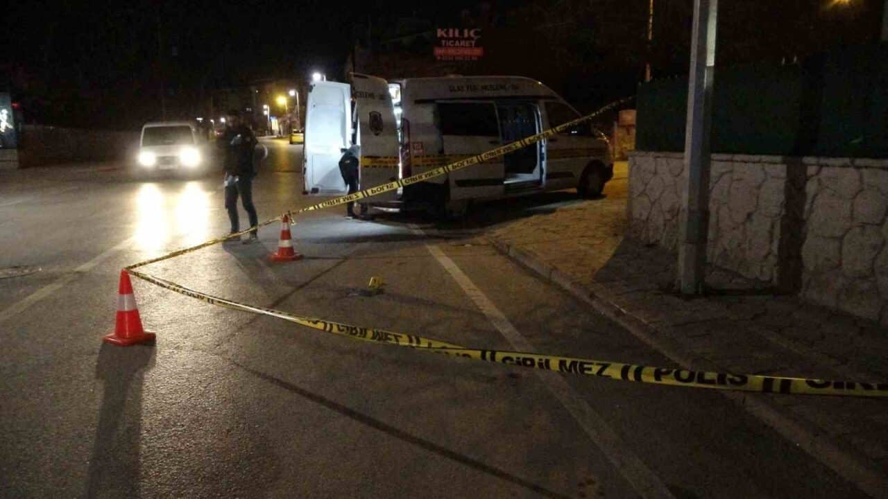 Malatya'nın Yeşilyurt ilçesinde ticari taksi içinde U.T.'yi silahla bacağından yaralayan