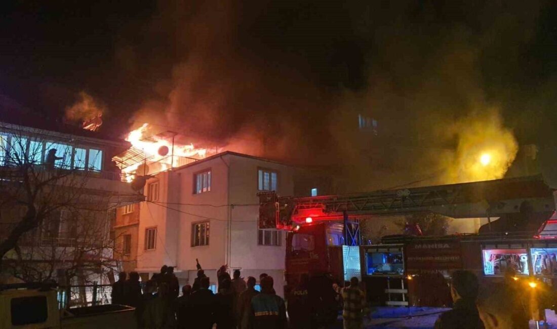 Demirci’de Yangın: 3 Katlı Ev Zarar Gördü, Kadın Hastaneye Kaldırıldı Manisa'nın Demirci ilçesinde İhsan Eryılmaz'a ait 3 katlı evin çatısında