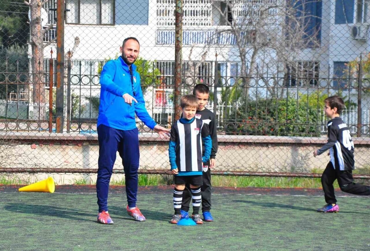 Maddi zorluklar yaşayan Manisaspor, bu yıl Super Amatör Lig'de lider