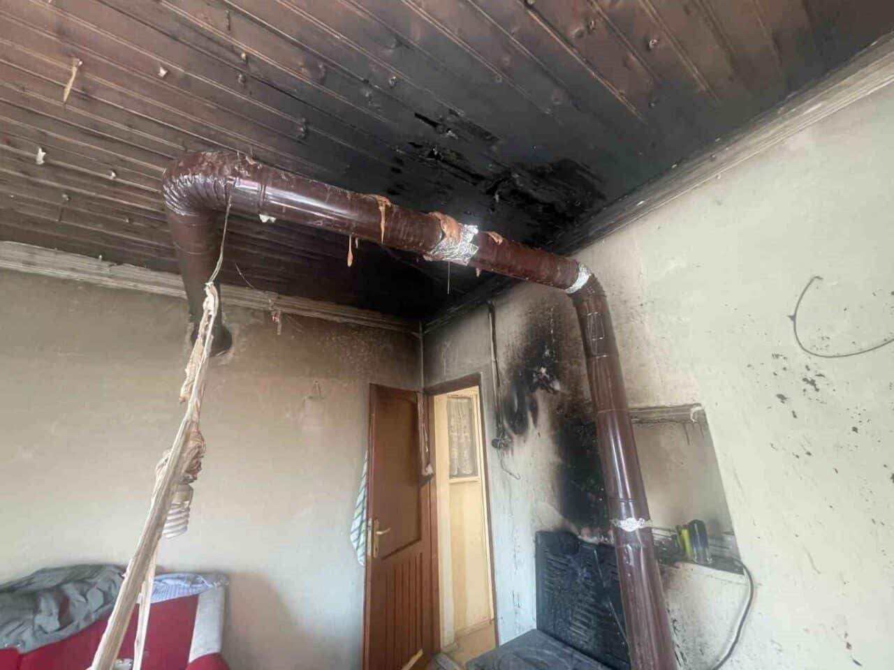 Balıkesir'in Manyas ilçesinde Değirmendere Caddesi'ndeki müstakil evde sobadan kaynaklı çıkan