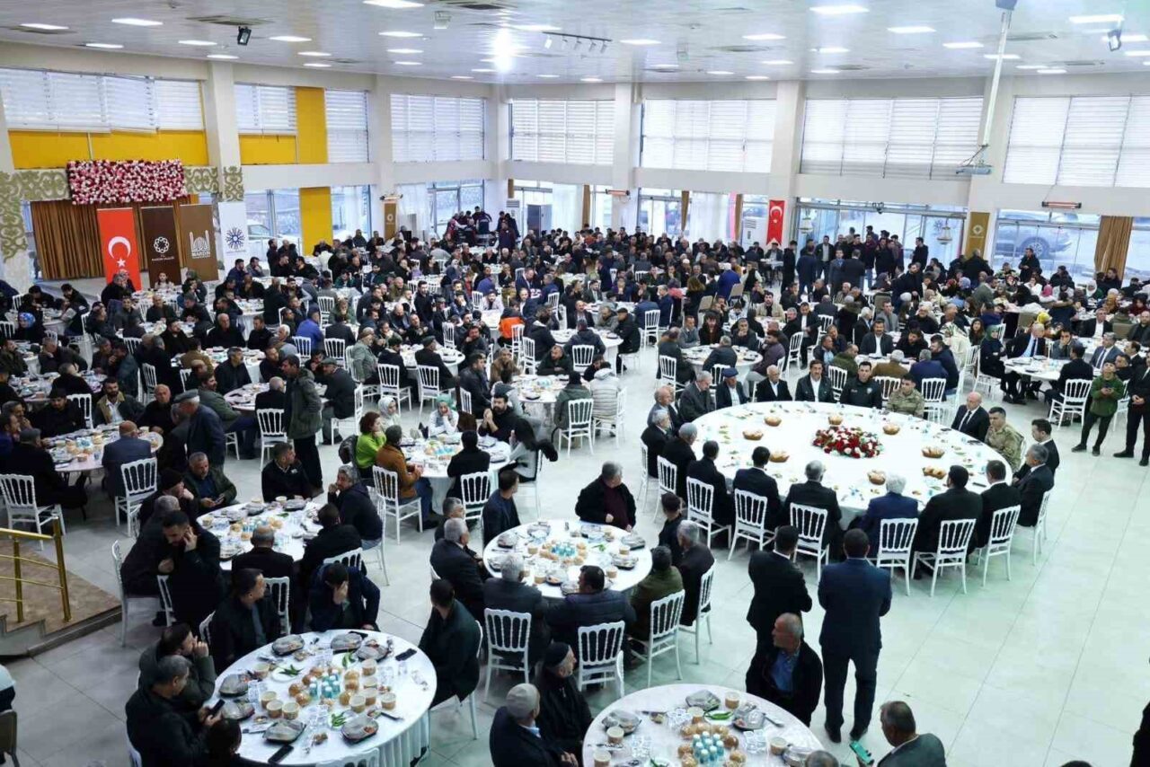 Mardin Valisi Tuncay Akkoyun'un öncülüğünde Mazıdağı'nda düzenlenen iftar yemeğine 1300