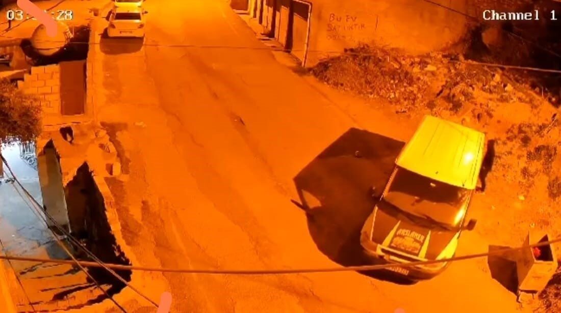 Mardin’de Hırsızlık Girişimi Güvenlik Kamerasında Görüntülendi Mardin’in Derik ilçesinde, iki şüpheli park halindeki minibüsü çalmaya çalıştı.
