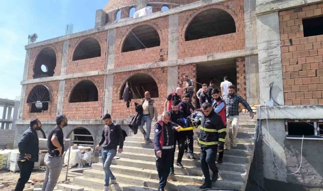 Nusaybin’de İnşaat İskelesinden Düşen İki İşçi Yaralandı Mardin'in Nusaybin ilçesinde, bir cami inşaatında çalışan iki işçi, iskeleden