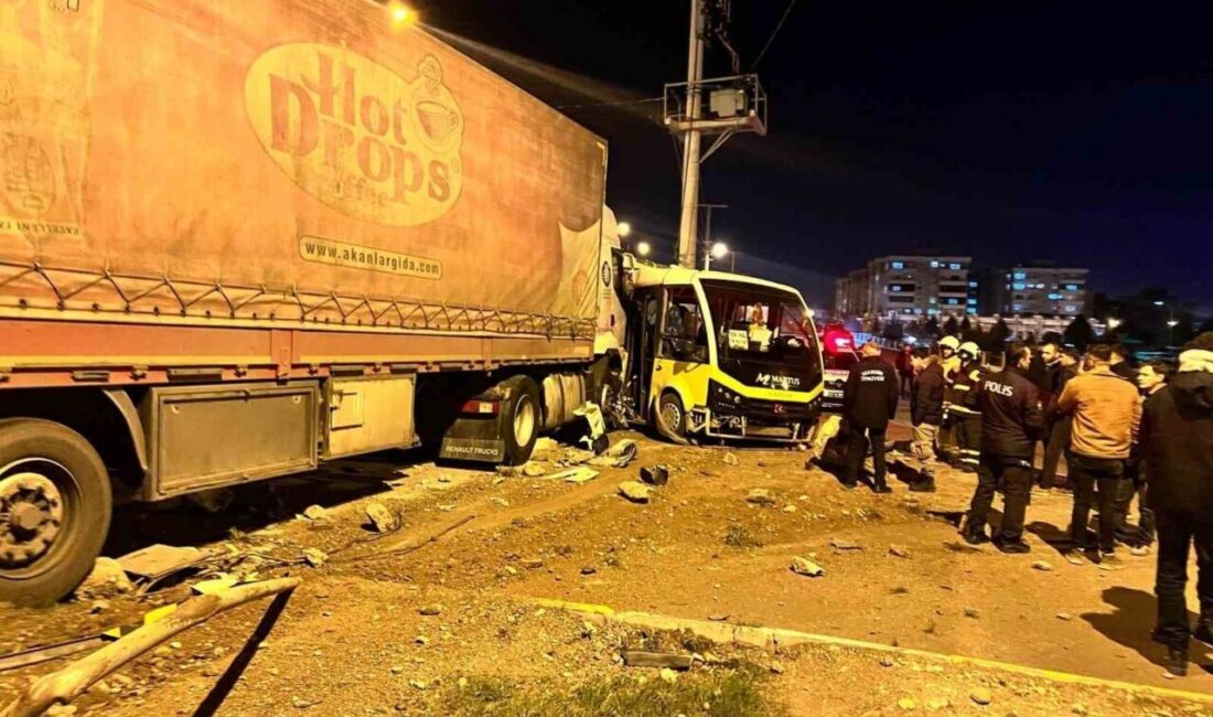 Mardin’de TIR ve Minibüs Çarpıştı: 4 Kişi Yaralandı Mardin'in Nusaybin ilçesinde tır ve minibüsün çarpması sonucu 62 yaşındaki