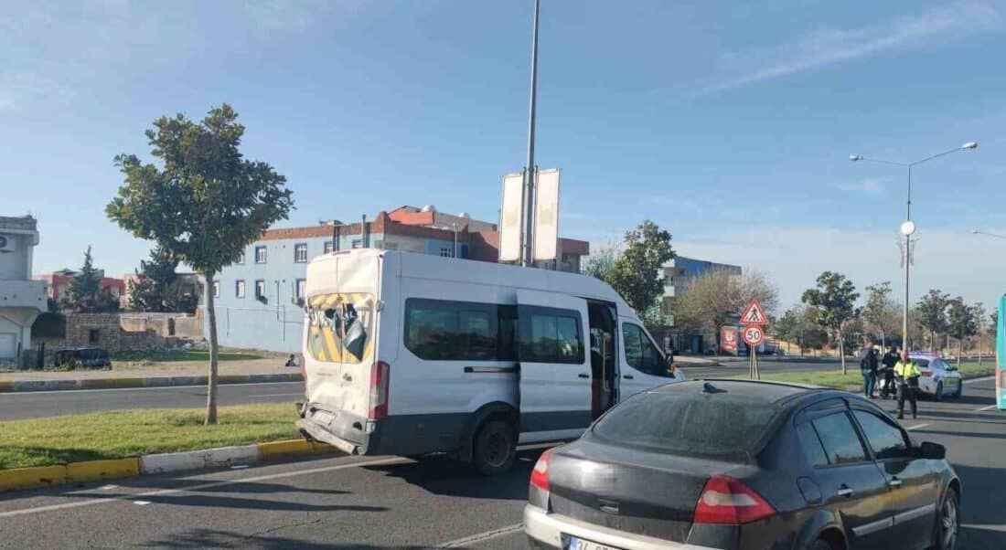 Mardin’de Tır ile Servis Aracının Çarpıştığı Kazada İki Kişi Yaralandı Mardin'in Artuklu ilçesindeki Büyükşehir Belediyesi Kavşağı'nda bir tırın servis aracına