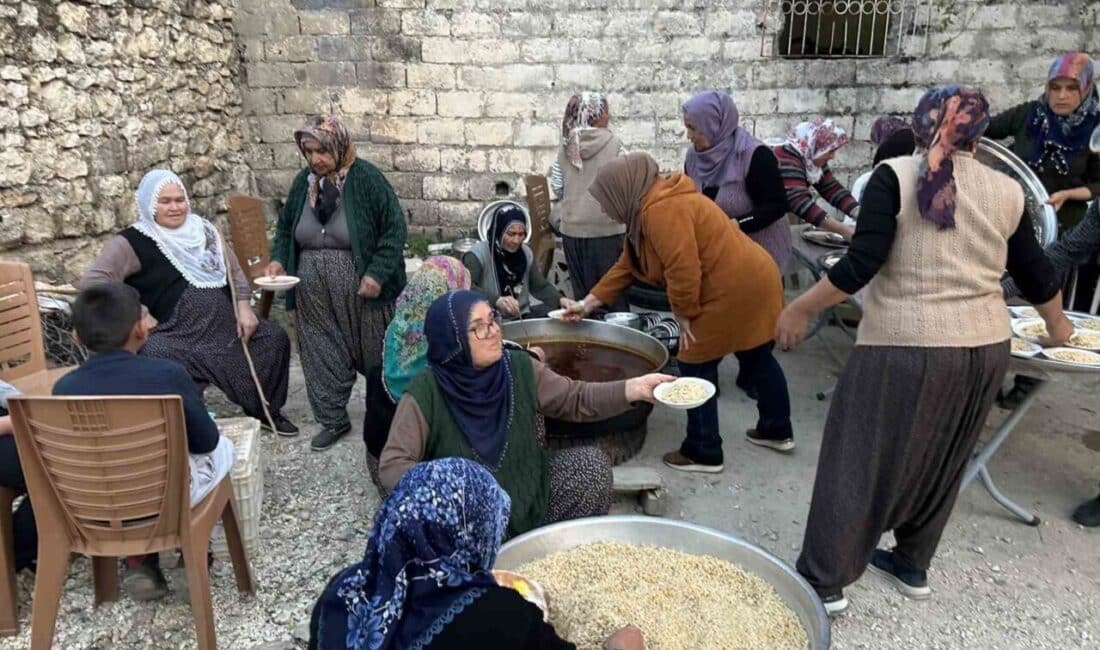 Ulaş Köyü’nde İmece Usulü ile Birlikte İftar Düzenlendi Mersin’in Tarsus ilçesindeki Ulaş köyünde muhtar Mahperiye Apaydın'ın öncülüğünde imece