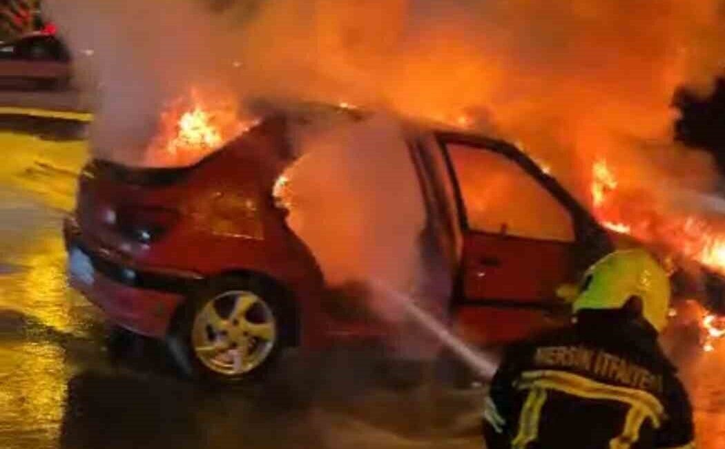 Tarsus’ta Otomobil Yangını, Araç Kullanılamaz Hale Geldi Mersin’in Tarsus ilçesinde A.K. yönetimindeki otomobil, Kavaklı Mahallesi'nde motor kısmından
