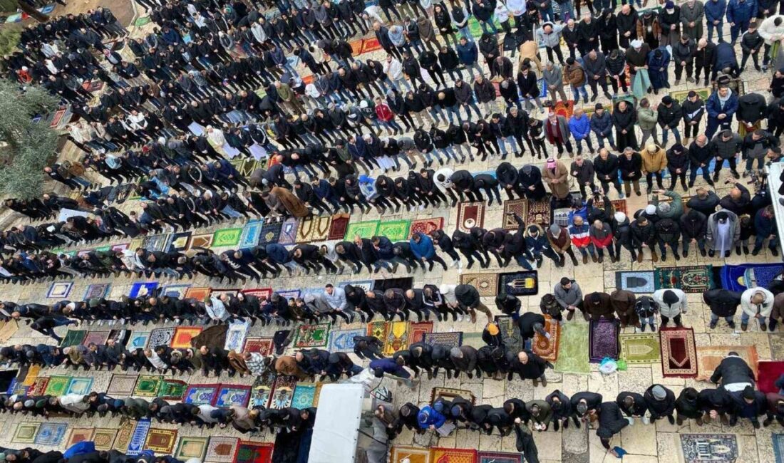 Kudüs’te 90 Bin Kişi, İsrail Kısıtlamaları Altında Ramazan’ın İlk Cuma Namazını Mescid-i Aksa’da İcra Etti Kudüs'teki Mescid-i Aksa'da Ramazan'ın ilk cuma namazını, İsrail'in kısıtlamaları altında