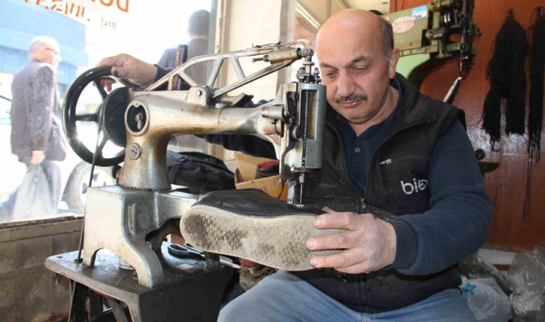Çarşamba’da Ayakkabı Tamircisi Murat Bölükbaşı: Çırak Yetersizliği Mesleği Tehdit Ediyor Samsun'un Çarşamba ilçesinde 33 yıldır ayakkabı tamirciliği yapan Murat Bölükbaşı,