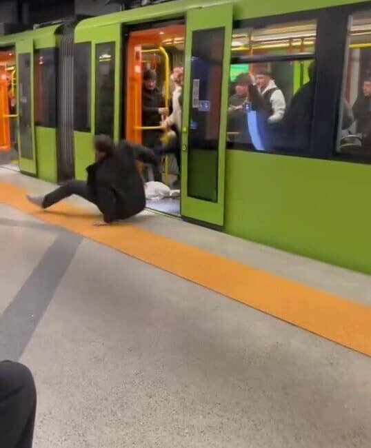 Bursa’da Genç Yolcu, Yaşlı ile Tartıştıktan Sonra Diğer Yolcular Tarafından Darp Edilerek Atıldı BursaRay'da bir genç, yaşlı bir yolcu ile tartışarak hakaret edince