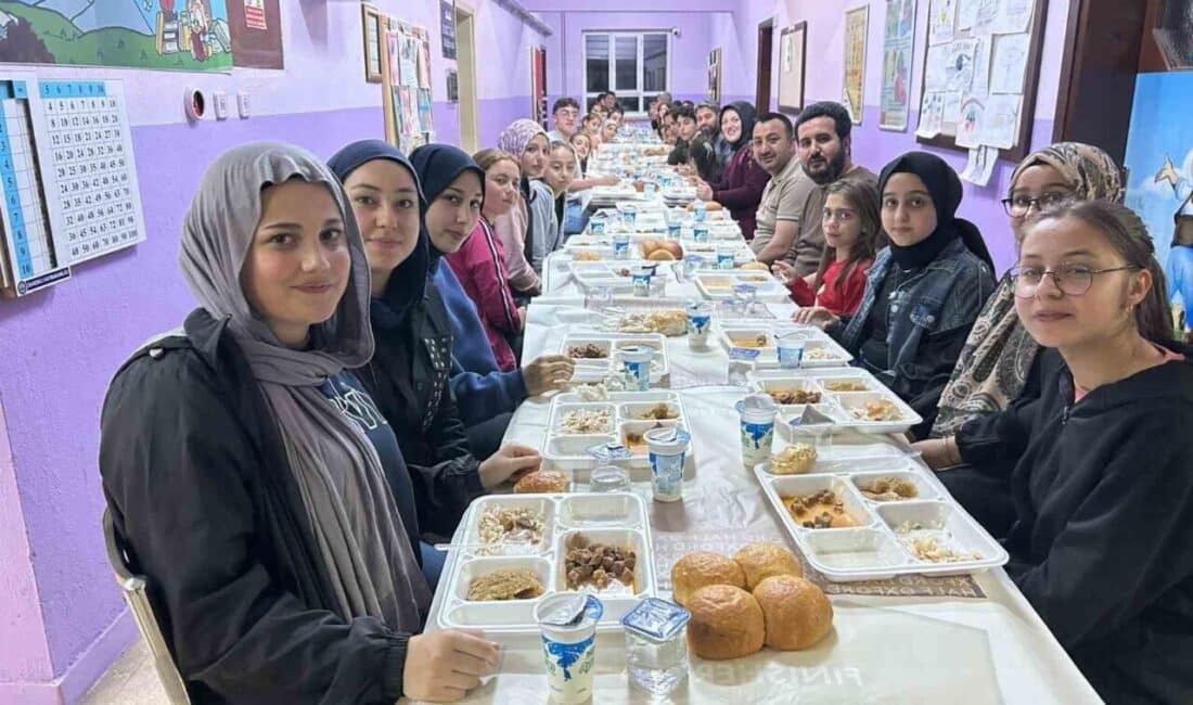 Kızık Köyü’nde Mezun Öğrenciler İçin İftar Organizasyonu Gerçekleştirildi Afyonkarahisar’ın Sandıklı ilçesindeki Mehmet Yaşar Ortaokulu, mezun öğrencileriyle birlikte iftar