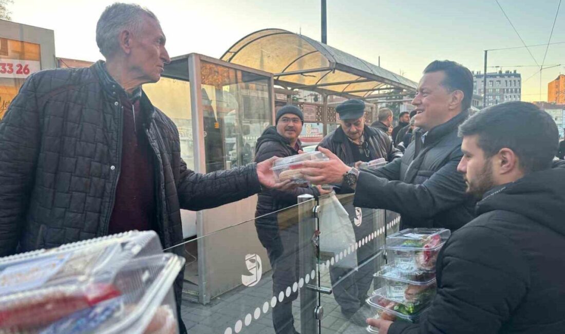 Nebi Hatipoğlu, Eskişehir’de Tramvay Durağı’nda İftar İkramında Bulundu AK Parti Eskişehir Milletvekili Nebi Hatipoğlu, Ramazan ayında tramvay durağında