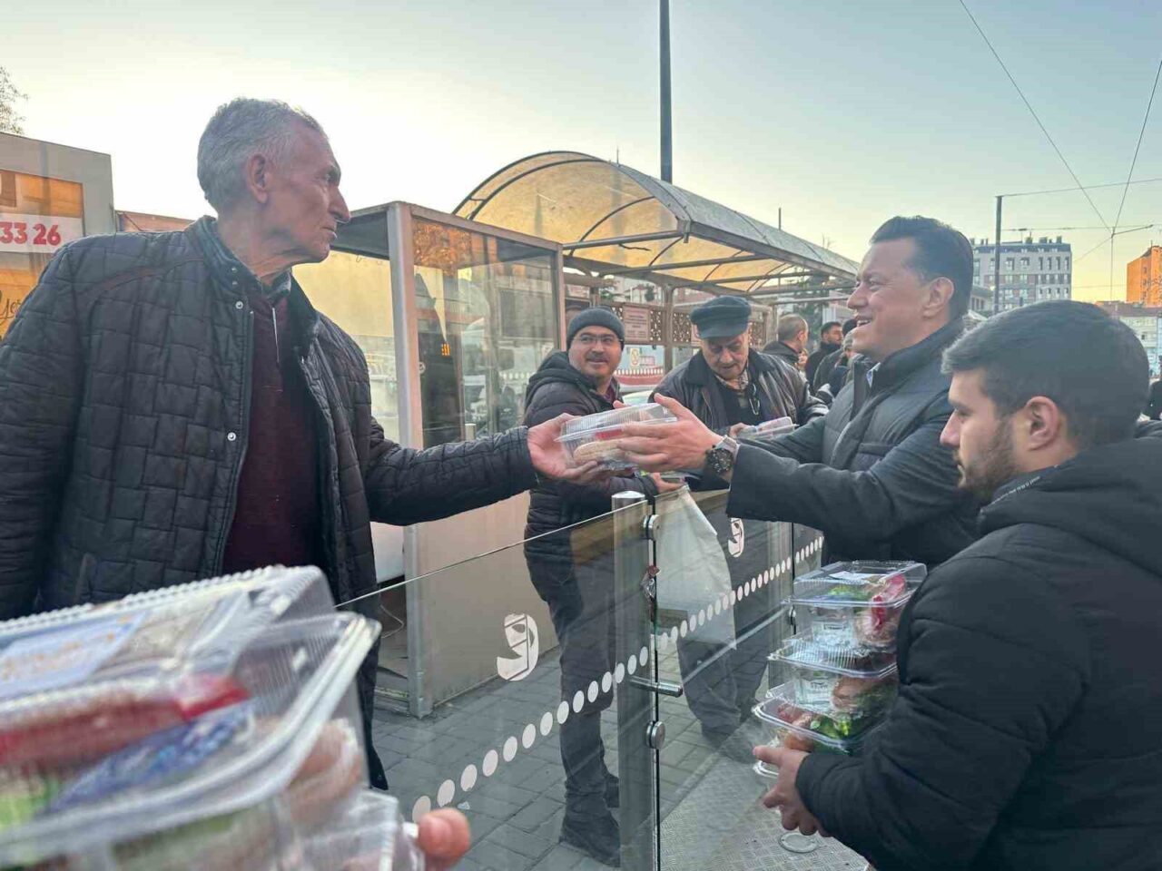 AK Parti Eskişehir Milletvekili Nebi Hatipoğlu, Ramazan ayında tramvay durağında