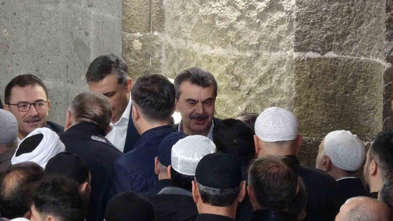 Milli Eğitim Bakanı Yusuf Tekin, bayram namazını Erzurum'daki Ulu Cami'de