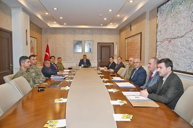 Erzurum’da Eğitim Alanlarının Geliştirilmesi İçin Vali Çiftçi Başkanlığında Toplantı Yapıldı Erzurum'da Vali Mustafa Çiftçi liderliğinde, 9. Kolordu Komutanlığından İl Milli