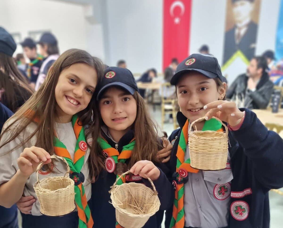 Tepebaşı Belediyesi, İklim İzcileri programı kapsamında çocuklara rattan bambu ile