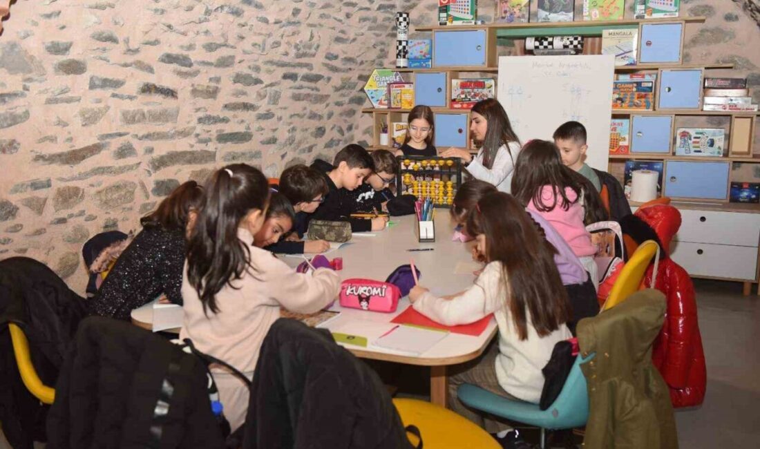 Yıldırım Belediyesi Molla Yegân Çocuk Üniversitesi, yeni dönemde 605 öğrenciye sanat ve bilim atölyeleri sunuyor. Yıldırım Belediyesi, Molla Yegân Çocuk Üniversitesi ile yeni eğitim döneminde